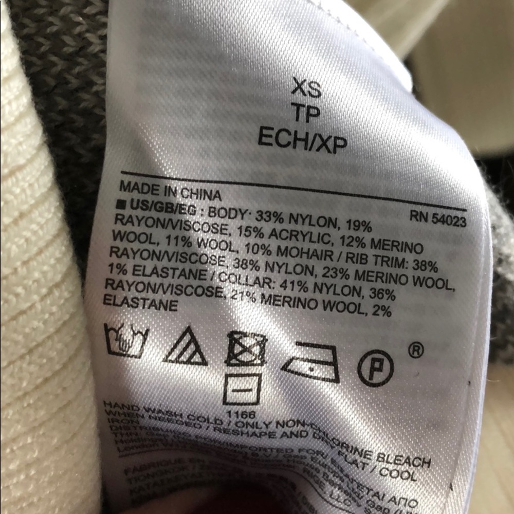 Banana Republic Sweater - Picture 5 of 5